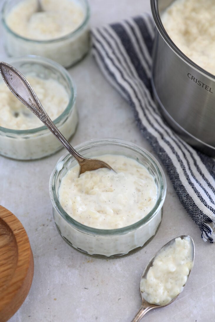 Découvrez la recette du riz au lait parfait, oncteux, incroyablement crémeux et délicieusement parfumé à la vanille.