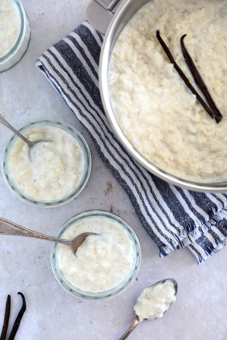Découvrez la recette du riz au lait parfait, oncteux, incroyablement crémeux et délicieusement parfumé à la vanille.