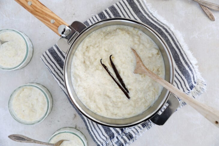 Découvrez la recette du riz au lait parfait, oncteux, incroyablement crémeux et délicieusement parfumé à la vanille.