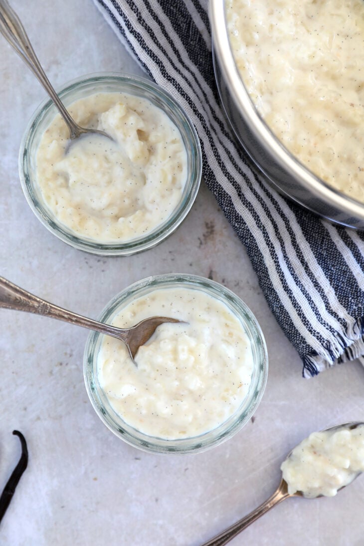 Découvrez la recette du riz au lait parfait, oncteux, incroyablement crémeux et délicieusement parfumé à la vanille.