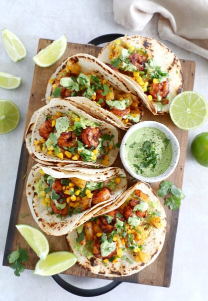 Prêts en 20 minutes, ces tacos aux crevettes et salsa d'ananas avec une sauce jalapeño sont un concentré de saveurs exotiques.