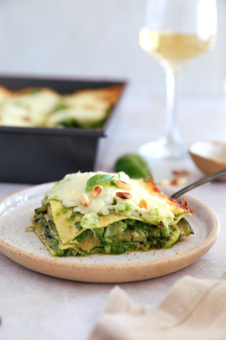 Découvrez les lasagnes vertes, un plat qui fait la part belle aux légumes verts, préparé avec une béchamel verte, du chèvre et du pesto.
