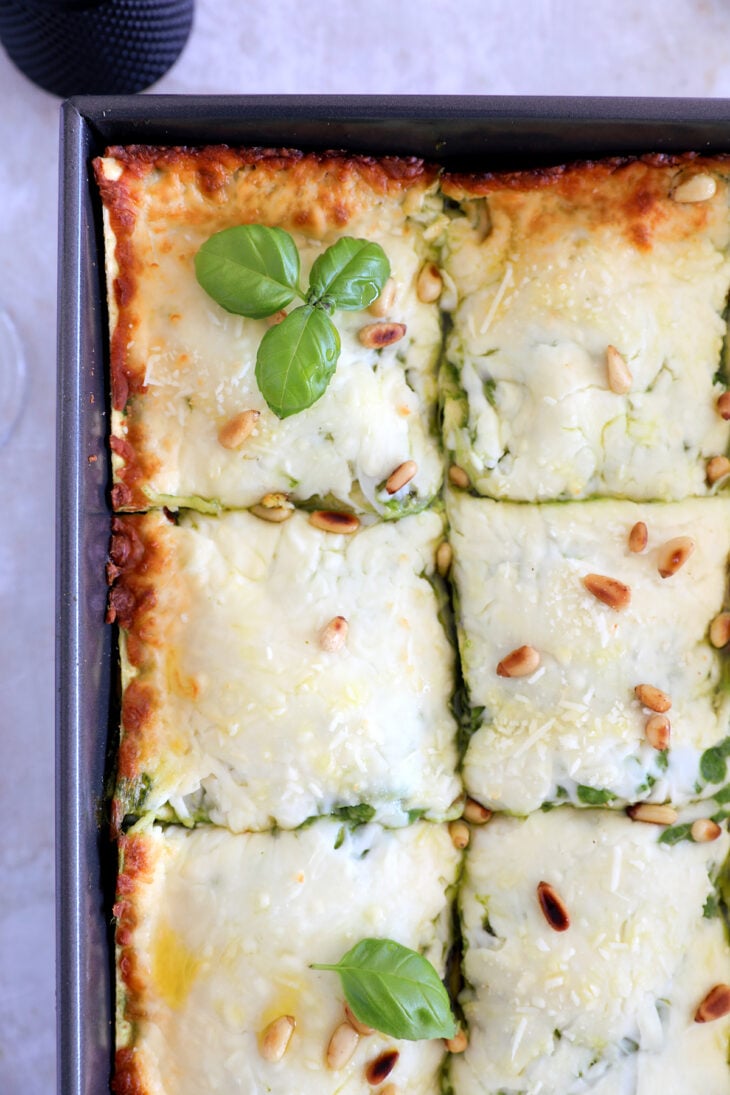 Découvrez les lasagnes vertes, un plat qui fait la part belle aux légumes verts, préparé avec une béchamel verte, du chèvre et du pesto.