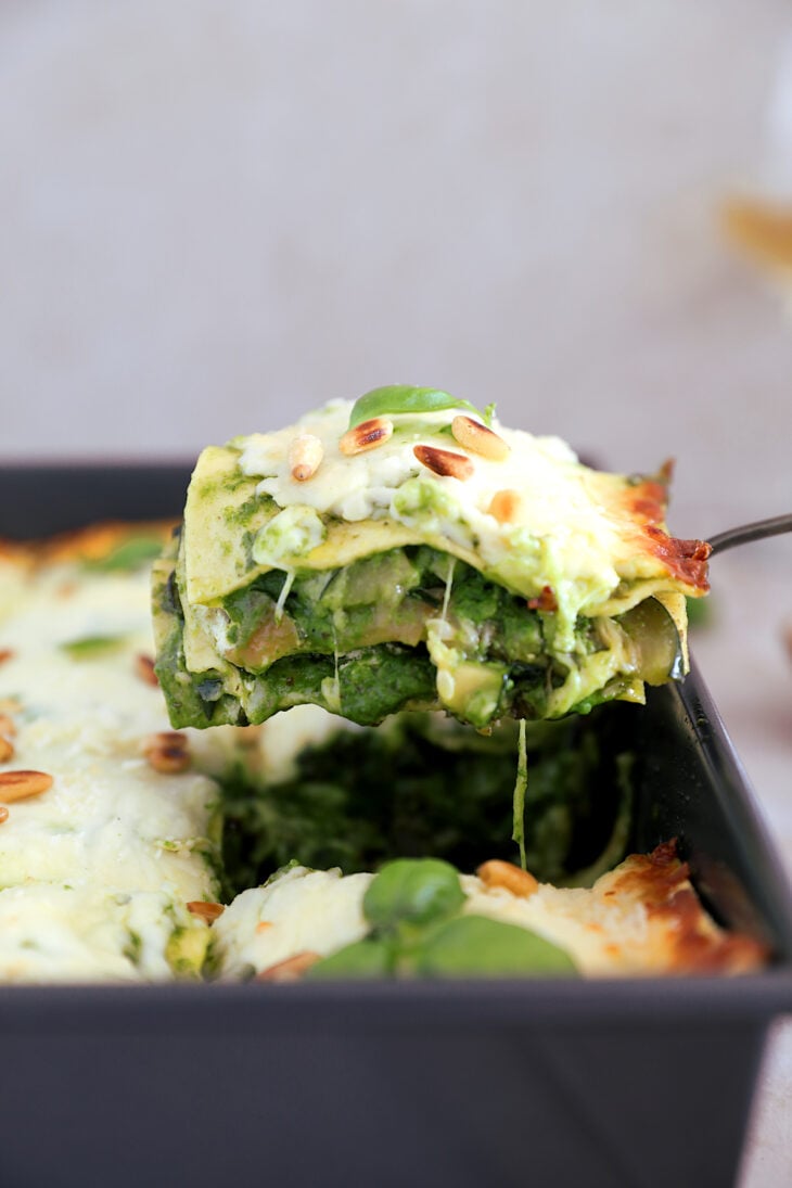 Découvrez les lasagnes vertes, un plat qui fait la part belle aux légumes verts, préparé avec une béchamel verte, du chèvre et du pesto.