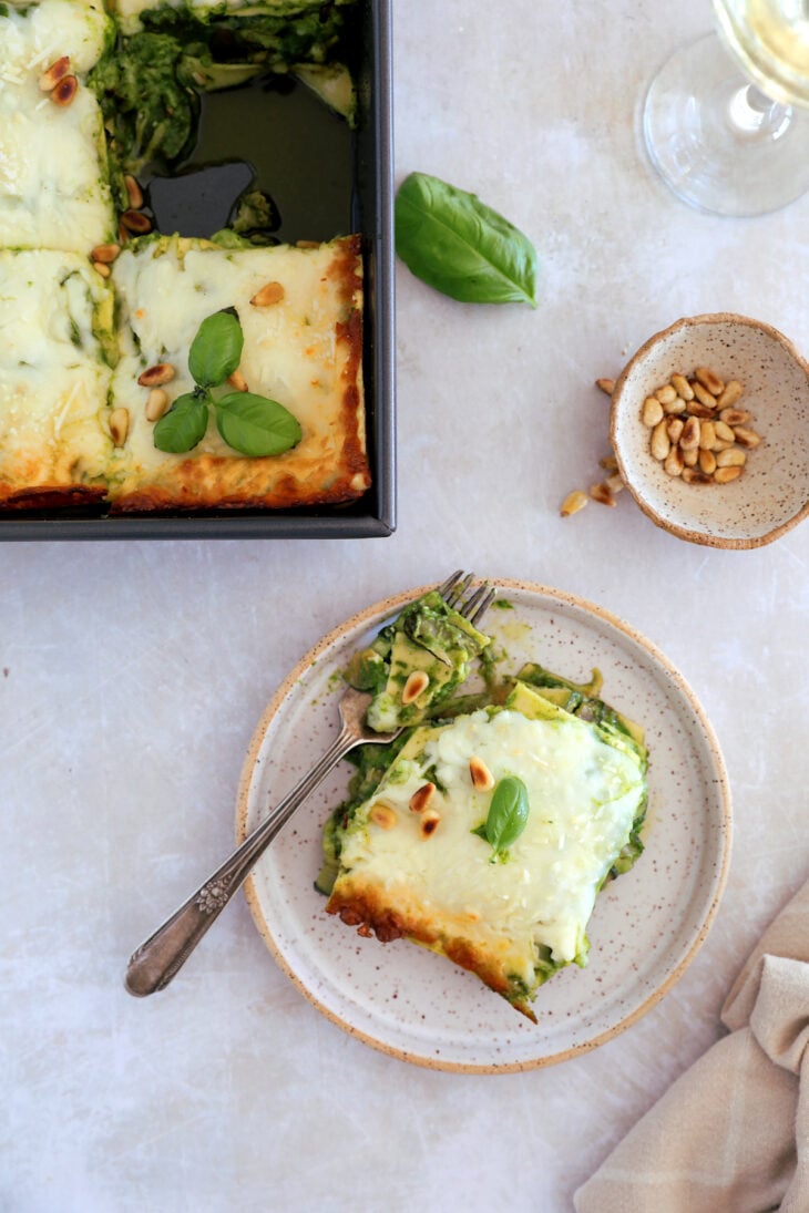 Découvrez les lasagnes vertes, un plat qui fait la part belle aux légumes verts, préparé avec une béchamel verte, du chèvre et du pesto.