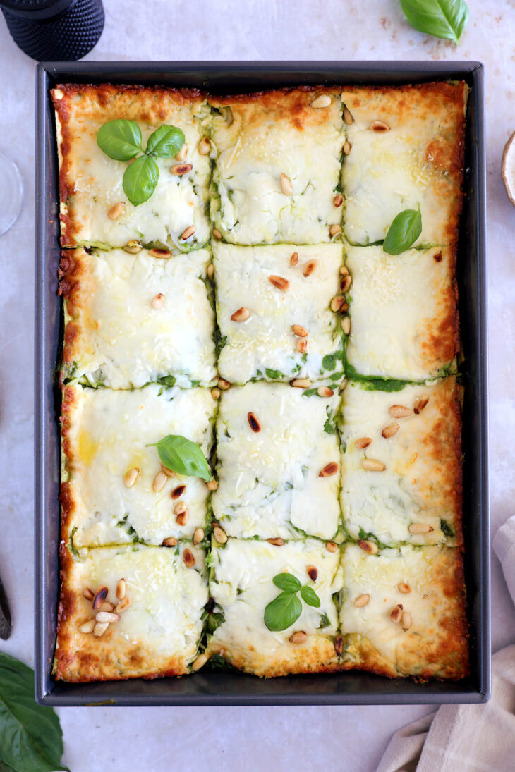 Découvrez les lasagnes vertes, un plat qui fait la part belle aux légumes verts, préparé avec une béchamel verte, du chèvre et du pesto.