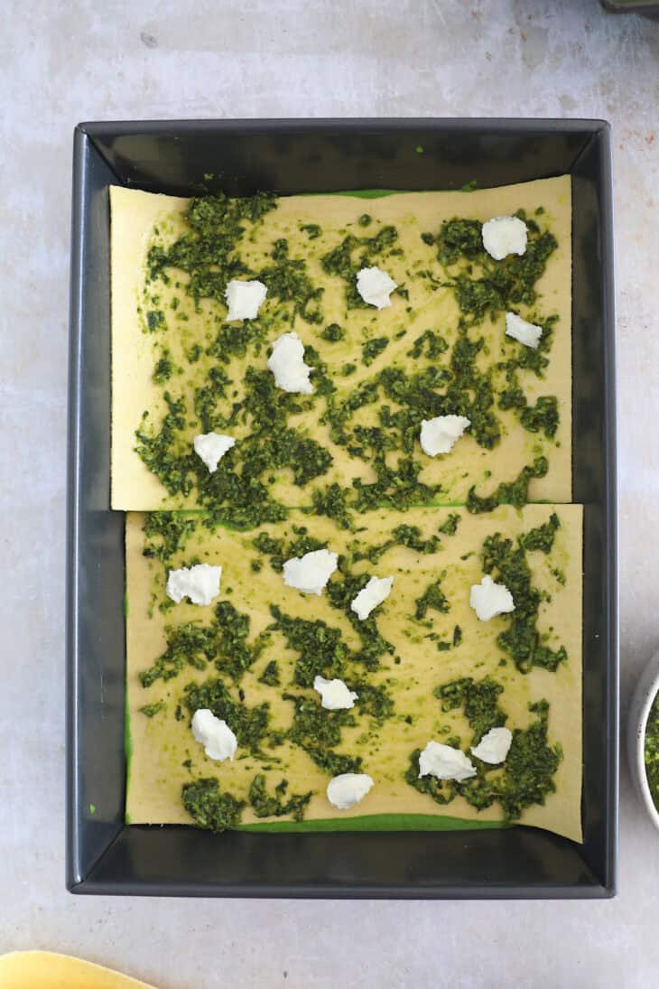 Découvrez les lasagnes vertes, un plat qui fait la part belle aux légumes verts, préparé avec une béchamel verte, du chèvre et du pesto.