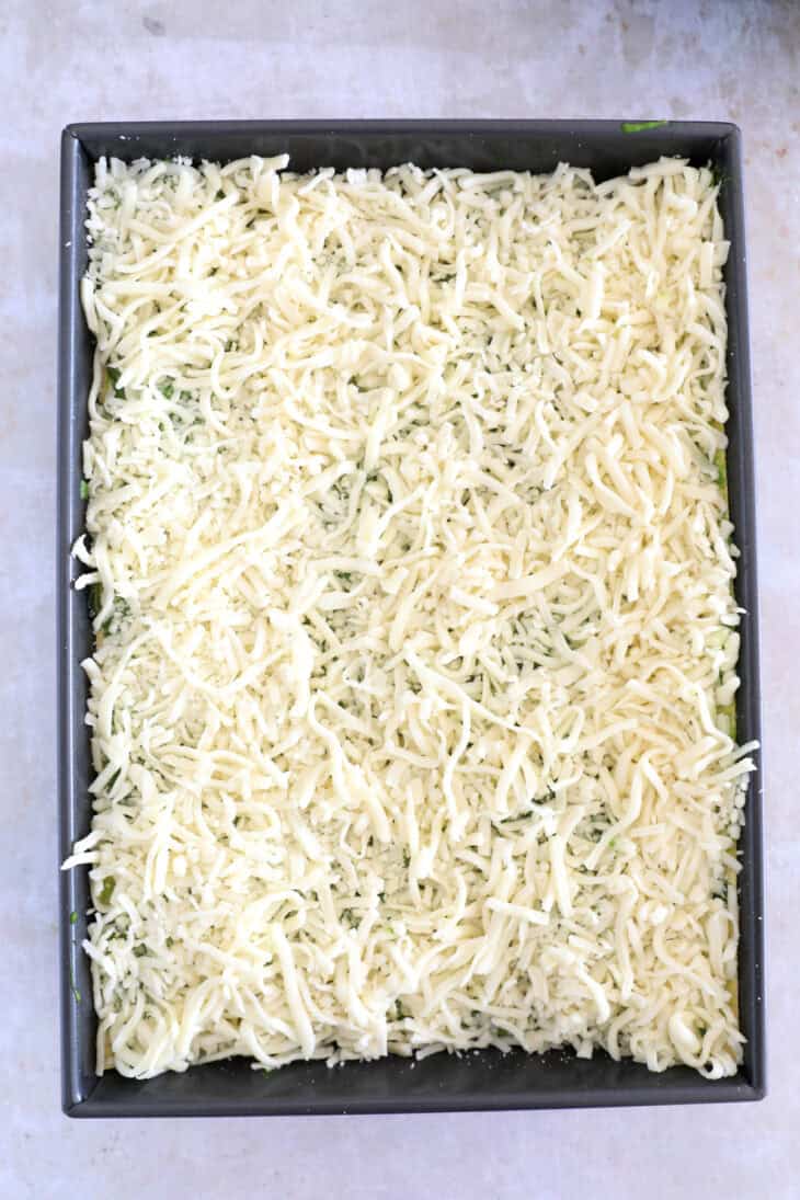 Découvrez les lasagnes vertes, un plat qui fait la part belle aux légumes verts, préparé avec une béchamel verte, du chèvre et du pesto.