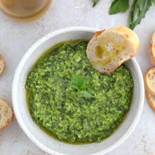 Le pesto maison au basilic est une recette de base toute simple à connaître absolument. Délicieux avec des pâtes, mais pas que.