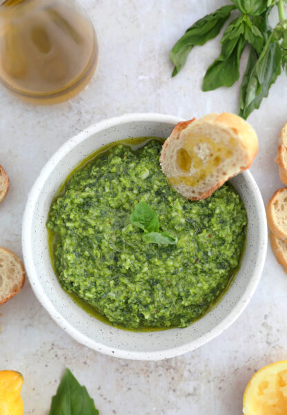 Le pesto maison au basilic est une recette de base toute simple à connaître absolument. Délicieux avec des pâtes, mais pas que.