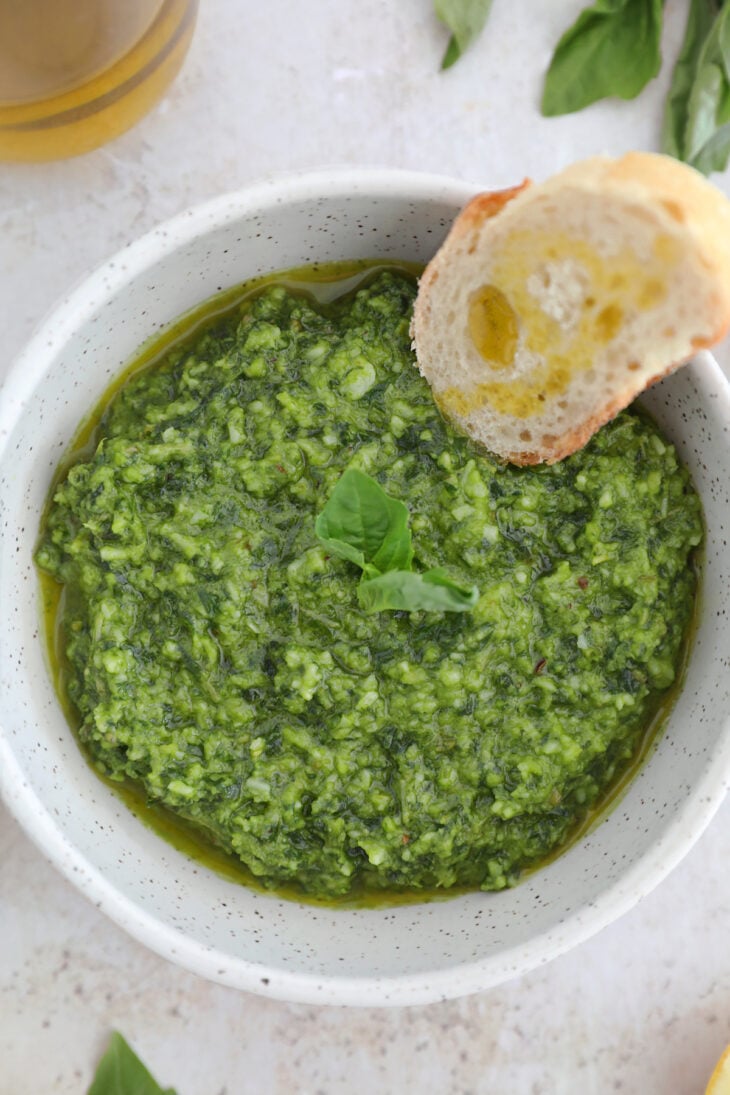 Le pesto maison au basilic est une recette de base toute simple à connaître absolument. Délicieux avec des pâtes, mais pas que.