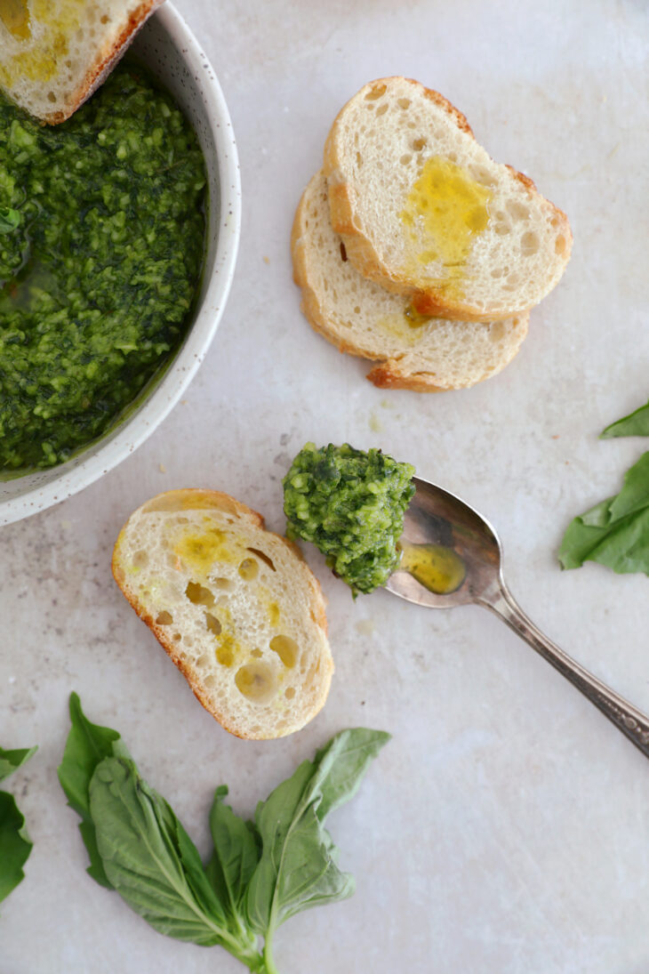 Le pesto maison au basilic est une recette de base toute simple à connaître absolument. Délicieux avec des pâtes, mais pas que.