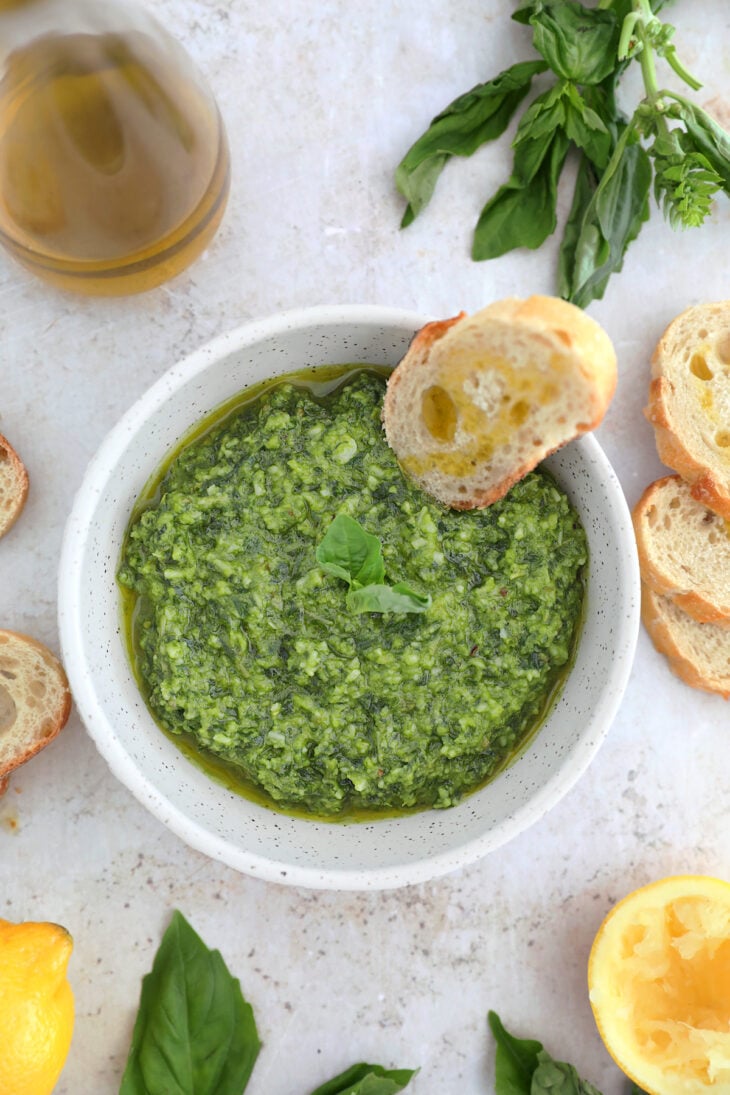 Le pesto maison au basilic est une recette de base toute simple à connaître absolument. Délicieux avec des pâtes, mais pas que.