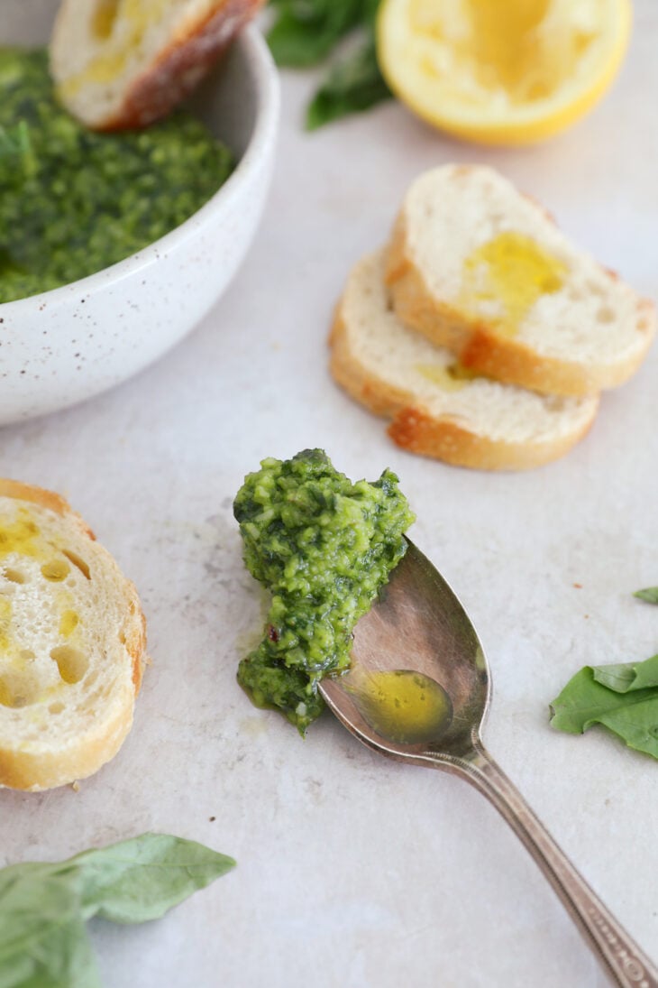 Le pesto maison au basilic est une recette de base toute simple à connaître absolument. Délicieux avec des pâtes, mais pas que.