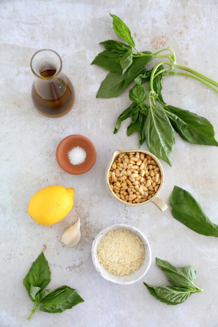 Le pesto maison au basilic est une recette de base toute simple à connaître absolument. Délicieux avec des pâtes, mais pas que.