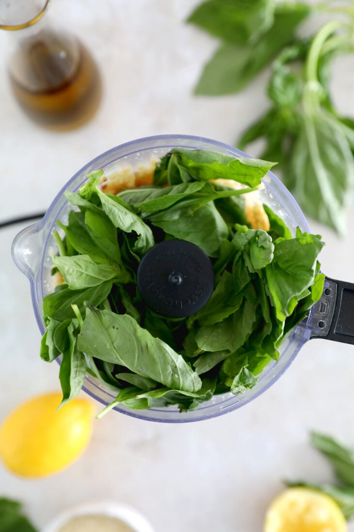 Le pesto maison au basilic est une recette de base toute simple à connaître absolument. Délicieux avec des pâtes, mais pas que.