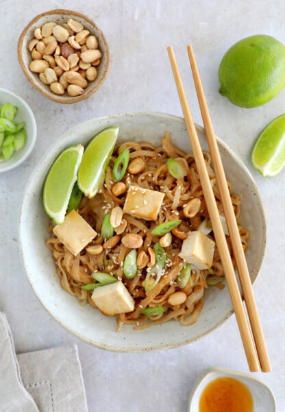 Ce pad thaï au tofu et sauce cacahuète prêt en 20 minutes est riche en saveurs réconfortantes.
