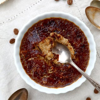 Cette crème brûlée au café est très crémeuse et délicieusement parfumée au café. Un dessert audacieux et très gourmand.