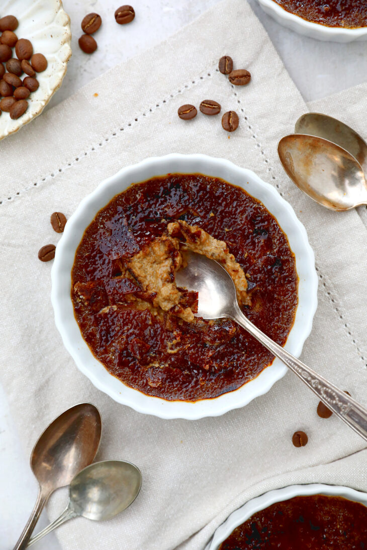 This cCette crème brûlée au café est très crémeuse et délicieusement parfumée au café. Un dessert audacieux et très gourmand.offee crème brûlée features a smooth and creamy coffee custard filling and a caramelized sugar topping.