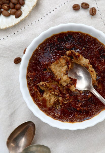 Cette crème brûlée au café est très crémeuse et délicieusement parfumée au café. Un dessert audacieux et très gourmand.