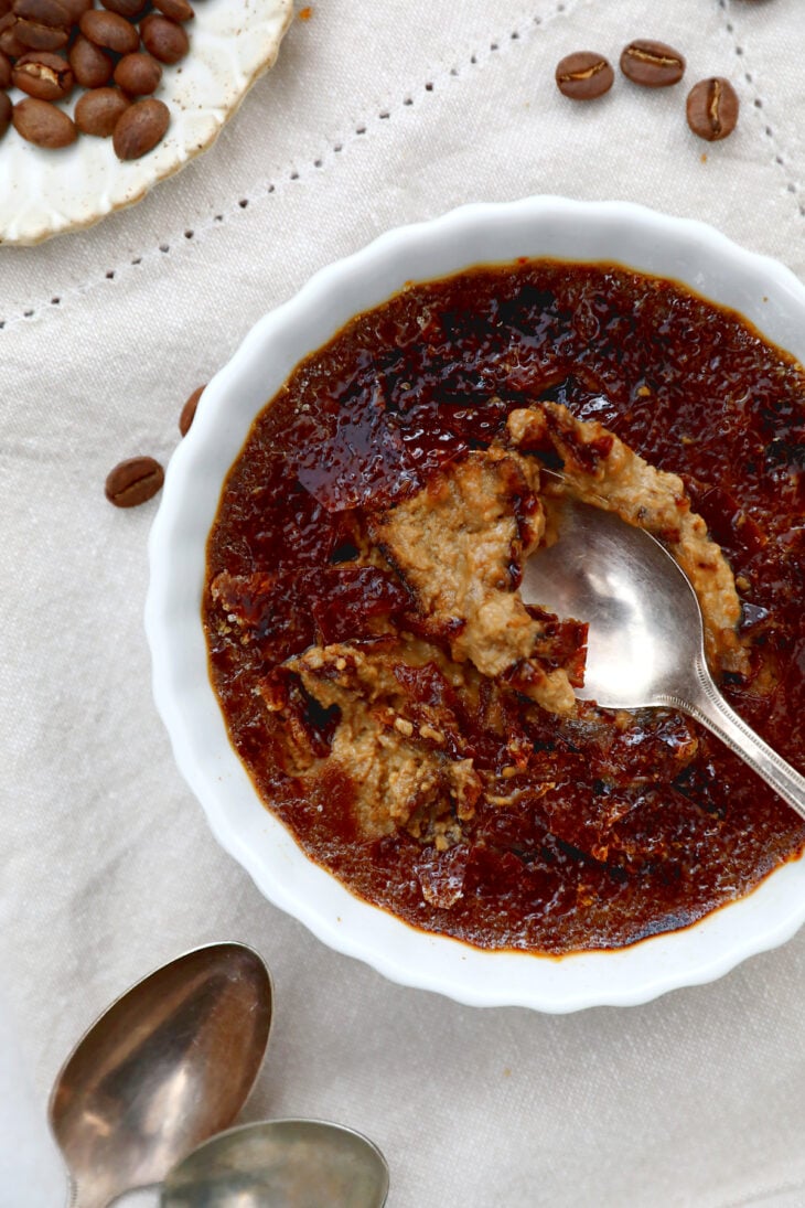 Cette crème brûlée au café est très crémeuse et délicieusement parfumée au café. Un dessert audacieux et très gourmand.