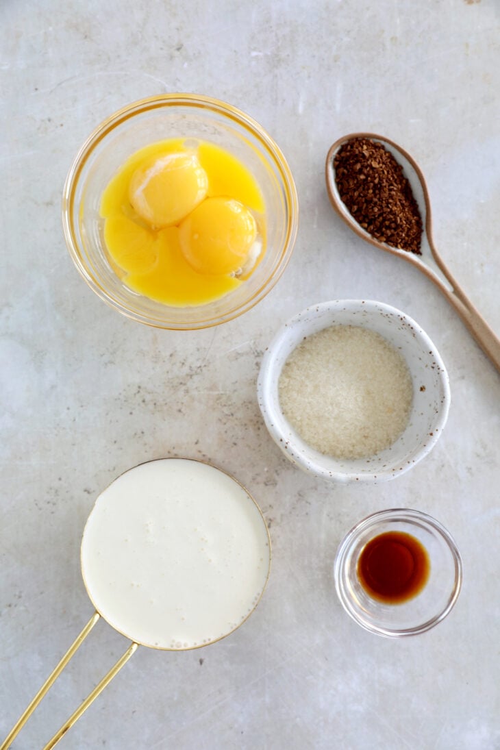 Cette crème brûlée au café est très crémeuse et délicieusement parfumée au café. Un dessert audacieux et très gourmand.