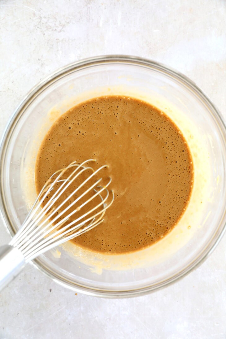 Cette crème brûlée au café est très crémeuse et délicieusement parfumée au café. Un dessert audacieux et très gourmand.