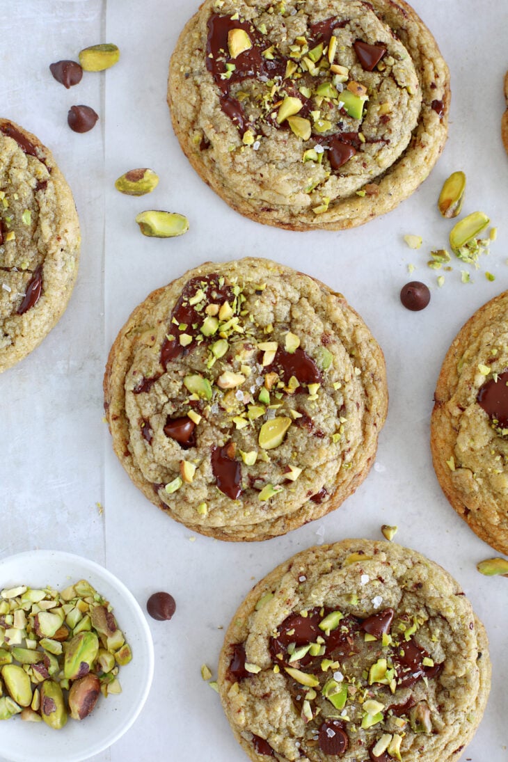 Les cookies aux pistaches et au chocolat noir ont ce petit côté à la fois irrésistiblement croustillant et incroyablement gourmand.