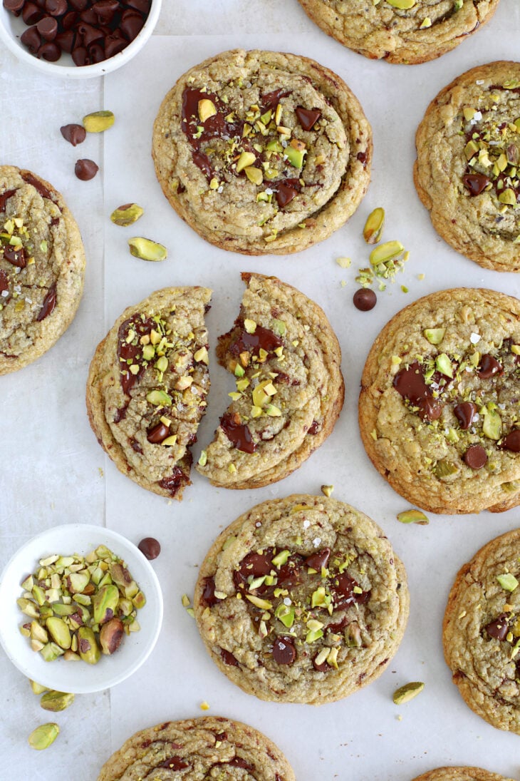 Les cookies aux pistaches et au chocolat noir ont ce petit côté à la fois irrésistiblement croustillant et incroyablement gourmand.