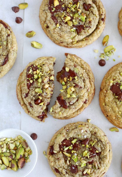 Les cookies aux pistaches et au chocolat noir ont ce petit côté à la fois irrésistiblement croustillant et incroyablement gourmand.