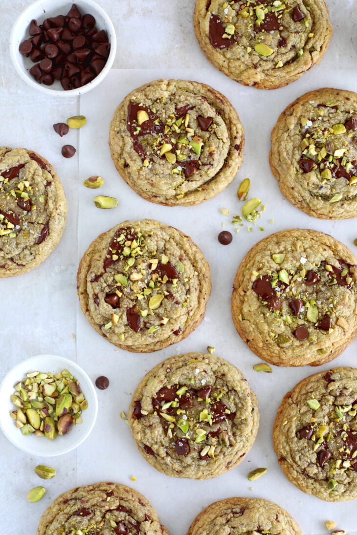 Les cookies aux pistaches et au chocolat noir ont ce petit côté à la fois irrésistiblement croustillant et incroyablement gourmand.