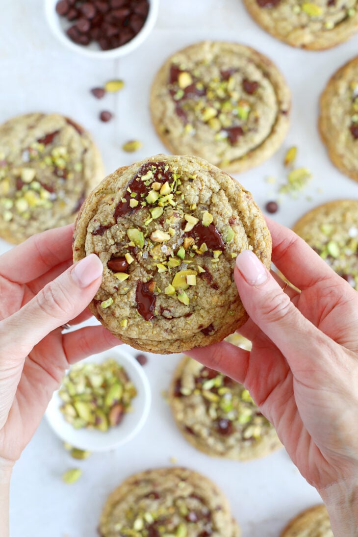 Les cookies aux pistaches et au chocolat noir ont ce petit côté à la fois irrésistiblement croustillant et incroyablement gourmand.