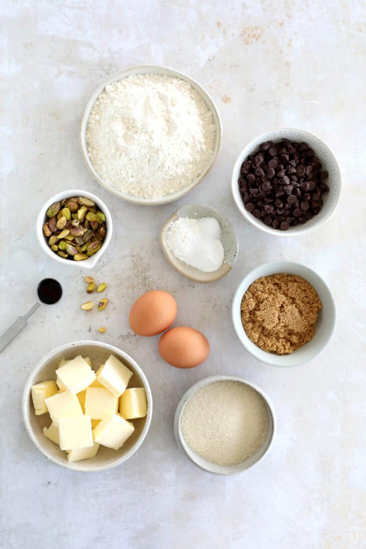 Les cookies aux pistaches et au chocolat noir ont ce petit côté à la fois irrésistiblement croustillant et incroyablement gourmand.