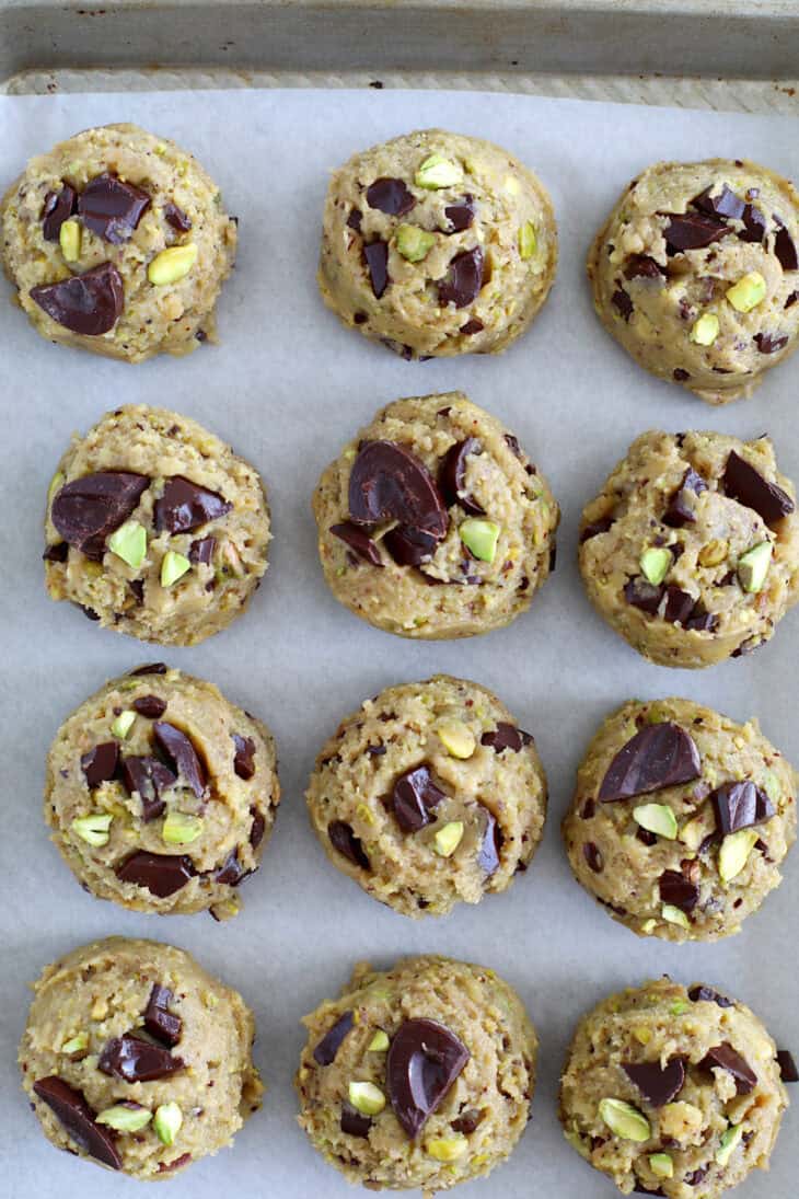 Les cookies aux pistaches et au chocolat noir ont ce petit côté à la fois irrésistiblement croustillant et incroyablement gourmand.