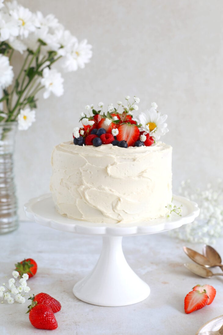 This small strawberry vanilla cake is perfect for any small celebration. It features a 6-inch two layer cake, a simple filling of strawberries and a smooth and creamy vanilla buttercream.