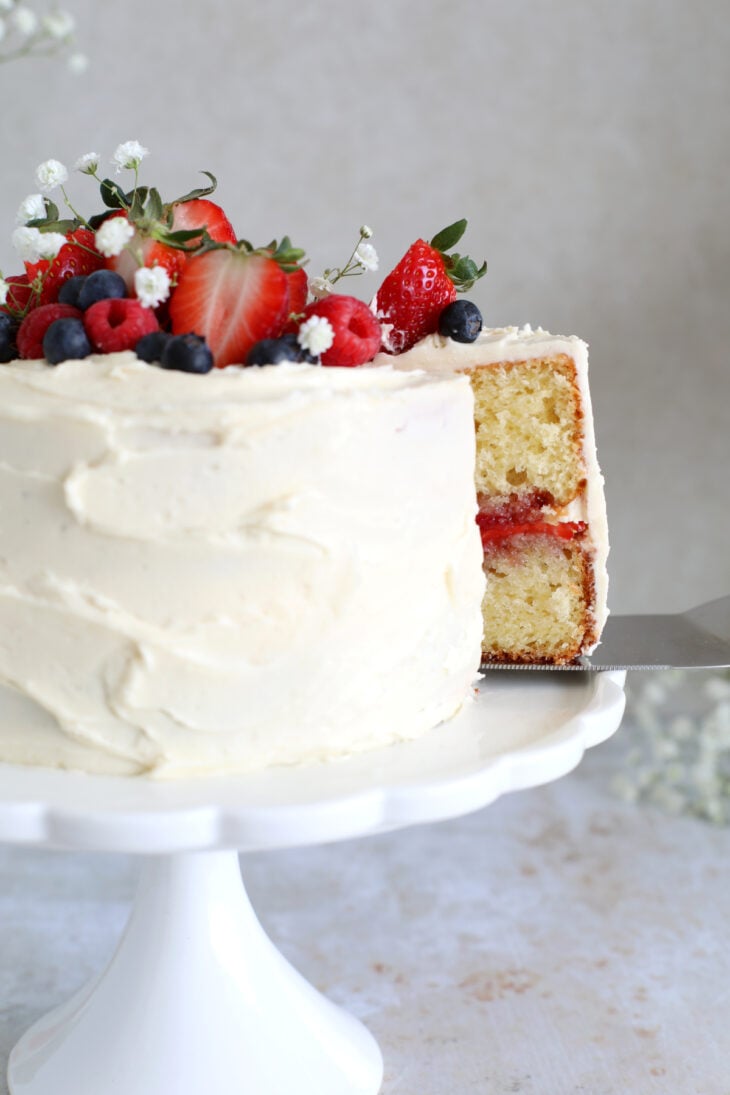 This small strawberry vanilla cake is perfect for any small celebration. It features a 6-inch two layer cake, a simple filling of strawberries and a smooth and creamy vanilla buttercream.