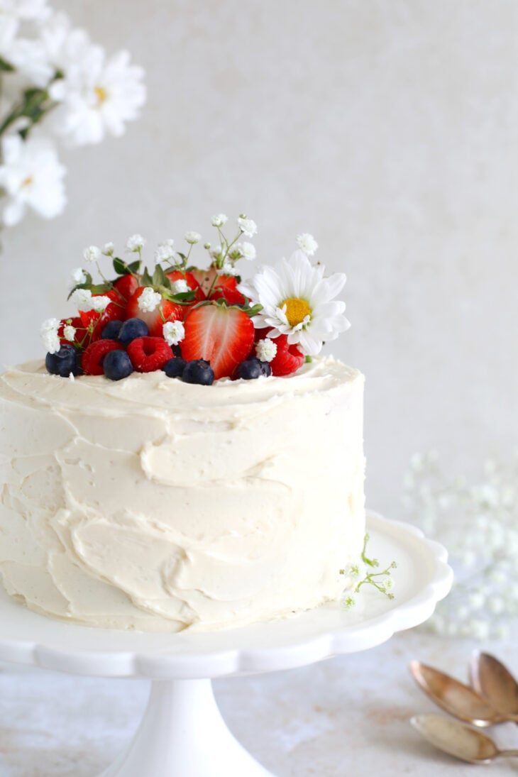 This small strawberry vanilla cake is perfect for any small celebration. It features a 6-inch two layer cake, a simple filling of strawberries and a smooth and creamy vanilla buttercream.