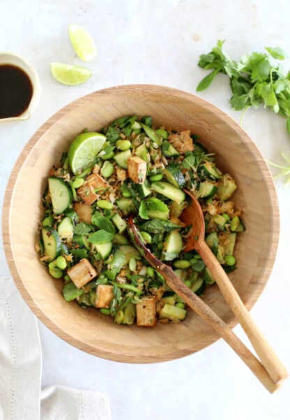 Cette salade de riz croustillant ("crispy rice salad") mélange concombre, edamame et tofu fumé avec un assaisonnement asiatique subtile.