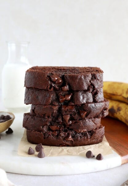 Ce banana bread tout chocolat est à la fois moelleux, fort en chocolat et incroyablement gourmand.