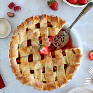 Cette superbe tarte quadrillée aux fraises et à la rhubarbe aux saveurs acidulées est un dessert d'été gourmand à souhait.