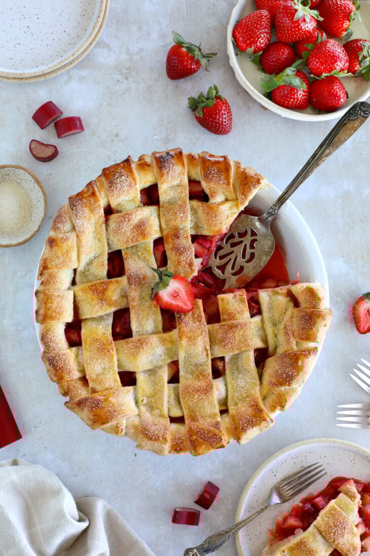 Cette superbe tarte quadrillée aux fraises et à la rhubarbe aux saveurs acidulées est un dessert d'été gourmand à souhait.