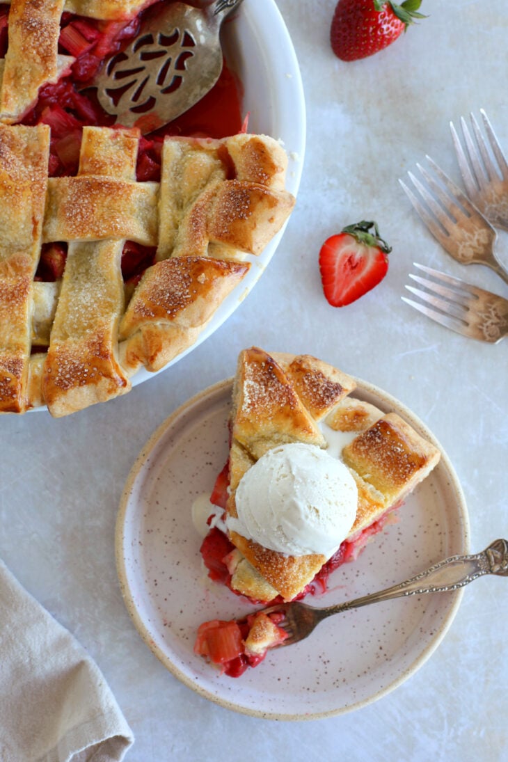 Cette superbe tarte quadrillée aux fraises et à la rhubarbe aux saveurs acidulées est un dessert d'été gourmand à souhait.