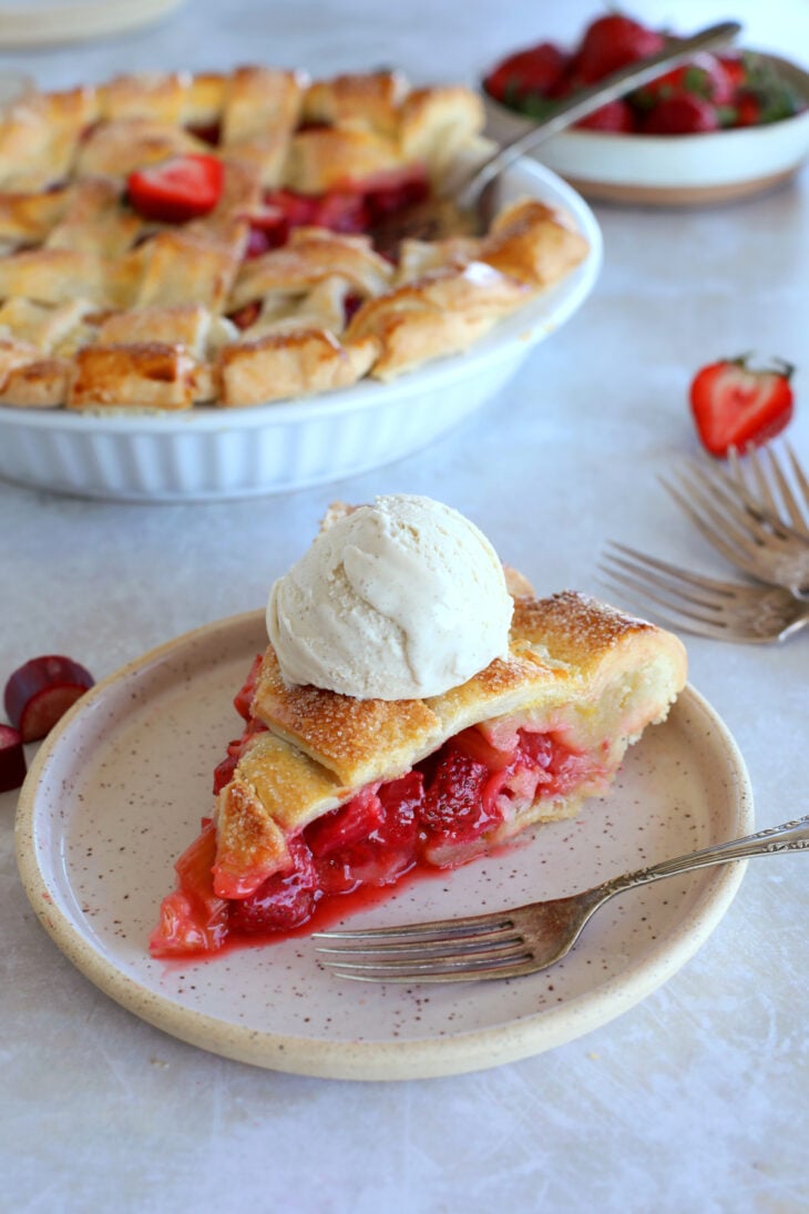Cette superbe tarte quadrillée aux fraises et à la rhubarbe aux saveurs acidulées est un dessert d'été gourmand à souhait.