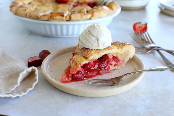 Cette superbe tarte quadrillée aux fraises et à la rhubarbe aux saveurs acidulées est un dessert d'été gourmand à souhait.