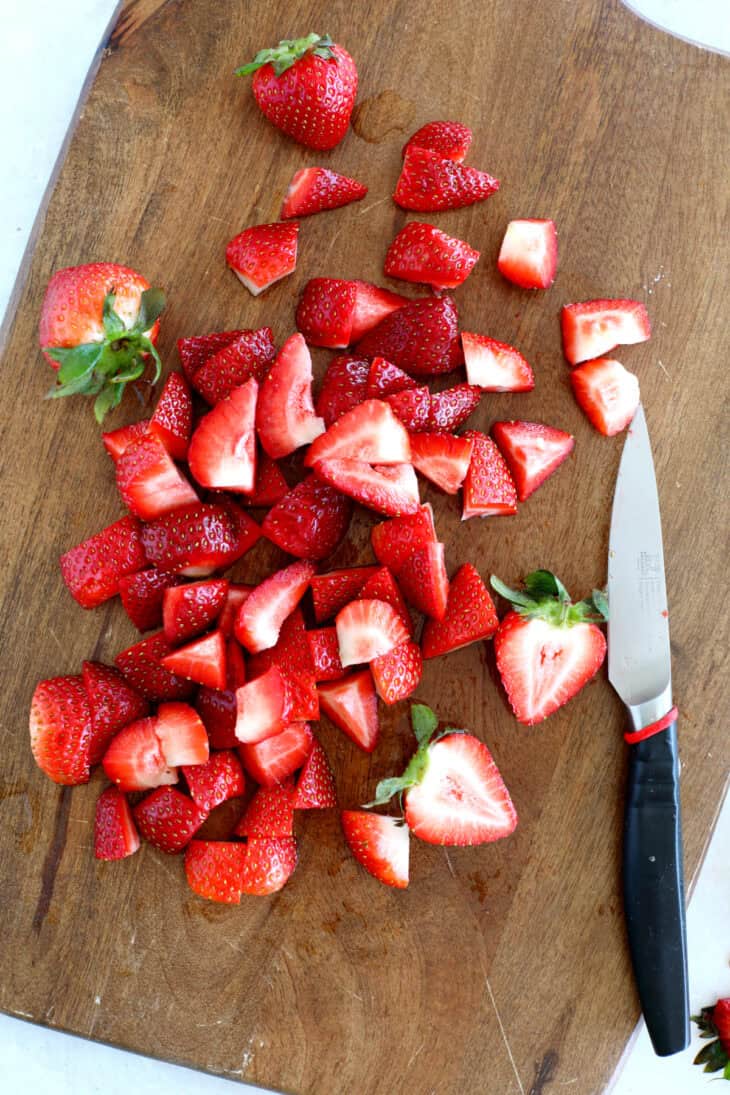 Cette superbe tarte quadrillée aux fraises et à la rhubarbe aux saveurs acidulées est un dessert d'été gourmand à souhait.