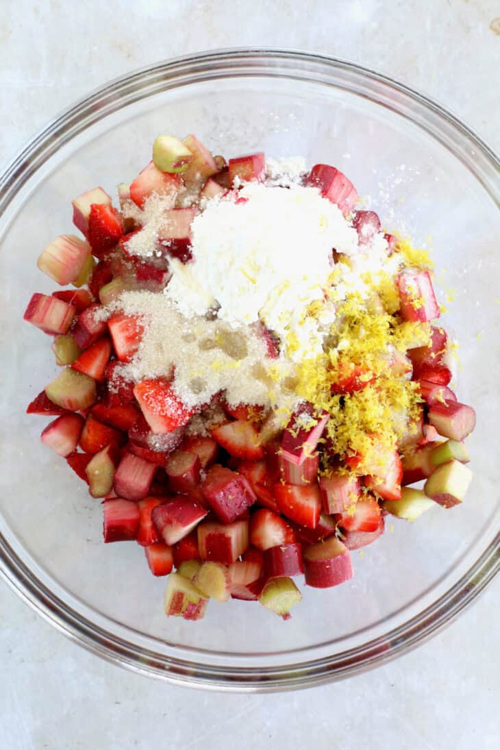 Cette superbe tarte quadrillée aux fraises et à la rhubarbe aux saveurs acidulées est un dessert d'été gourmand à souhait.