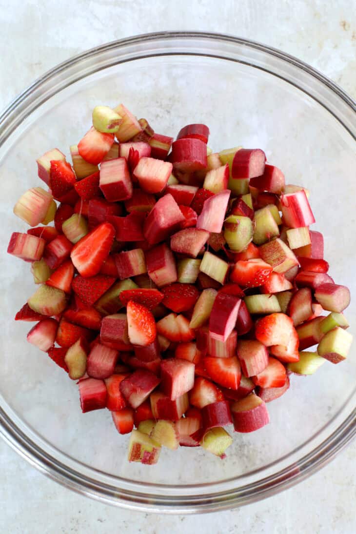 Cette superbe tarte quadrillée aux fraises et à la rhubarbe aux saveurs acidulées est un dessert d'été gourmand à souhait.