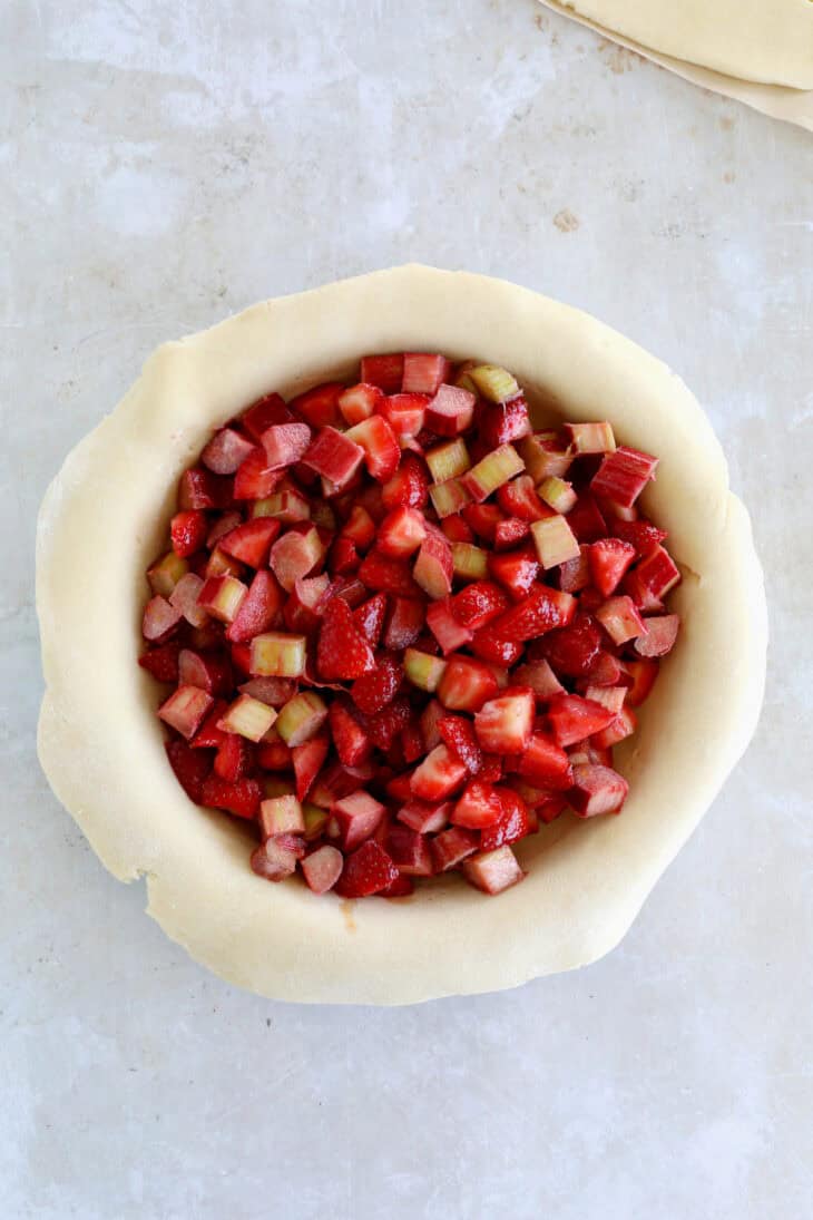 Cette superbe tarte quadrillée aux fraises et à la rhubarbe aux saveurs acidulées est un dessert d'été gourmand à souhait.