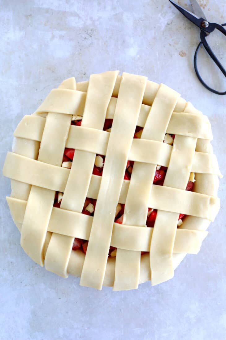 Cette superbe tarte quadrillée aux fraises et à la rhubarbe aux saveurs acidulées est un dessert d'été gourmand à souhait.