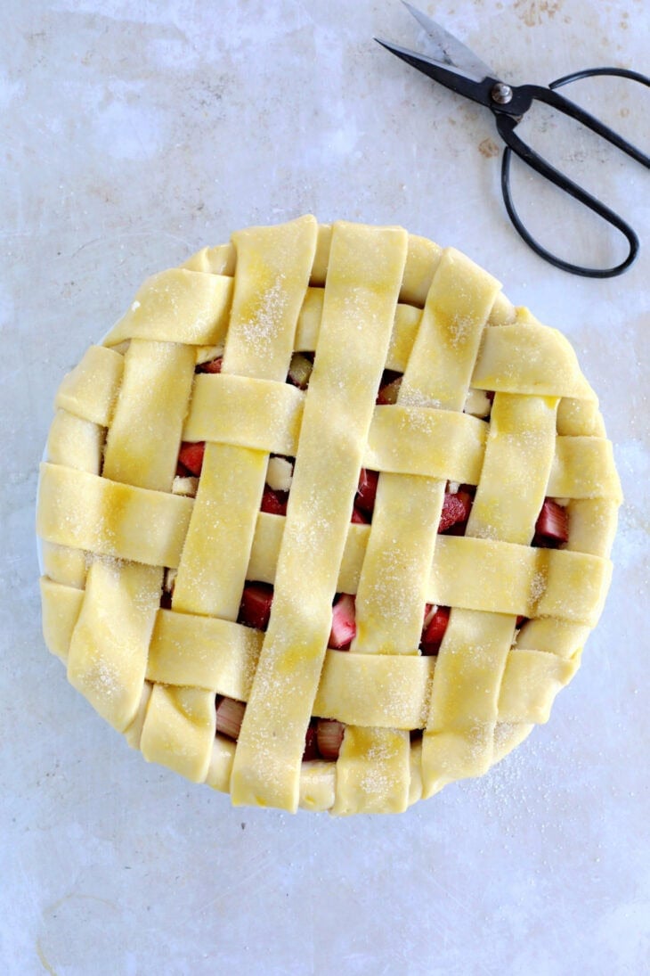 Cette superbe tarte quadrillée aux fraises et à la rhubarbe aux saveurs acidulées est un dessert d'été gourmand à souhait.